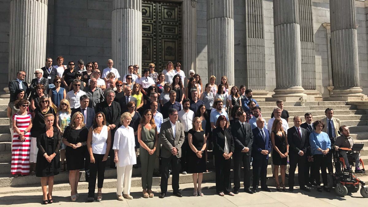 El Congreso rinde un minuto de silencio por las víctimas de Barcelona