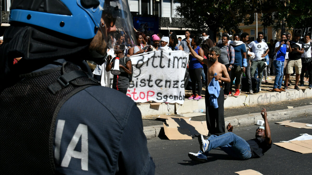 El desalojo de refugiados e inmigrantes en Roma deja 13 heridos