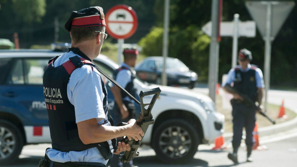 El Parlament concede la Medalla de Honor a los Mossos, policías locales y cuerpos de emergencias