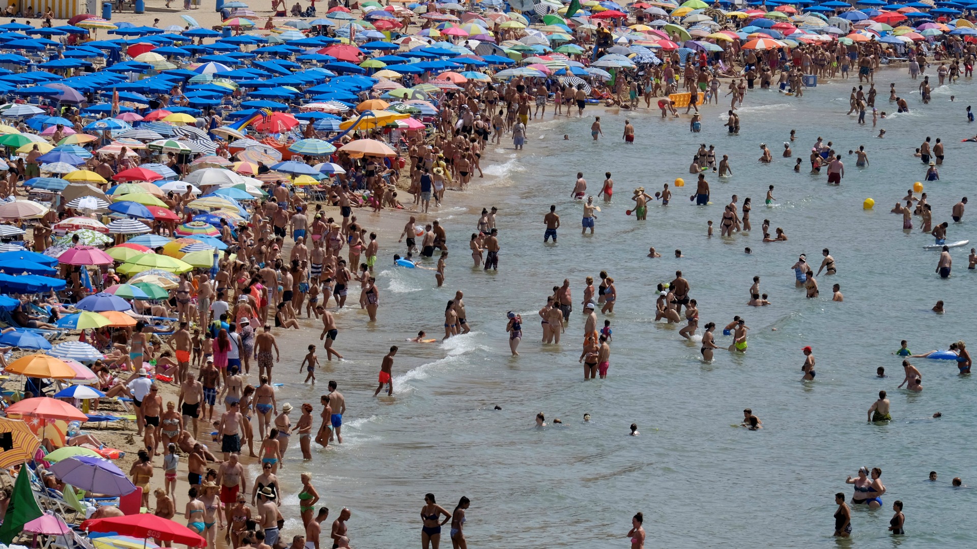 El turismo salva el paro en julio, que baja en 26.887 personas