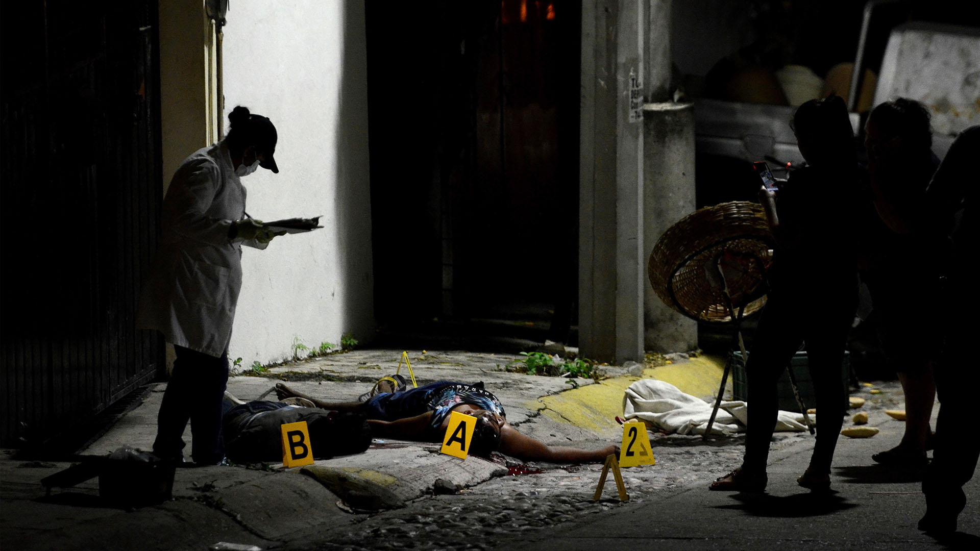 Encuentran seis cuerpos enterrados en una fosa en una zona turística de Acapulco