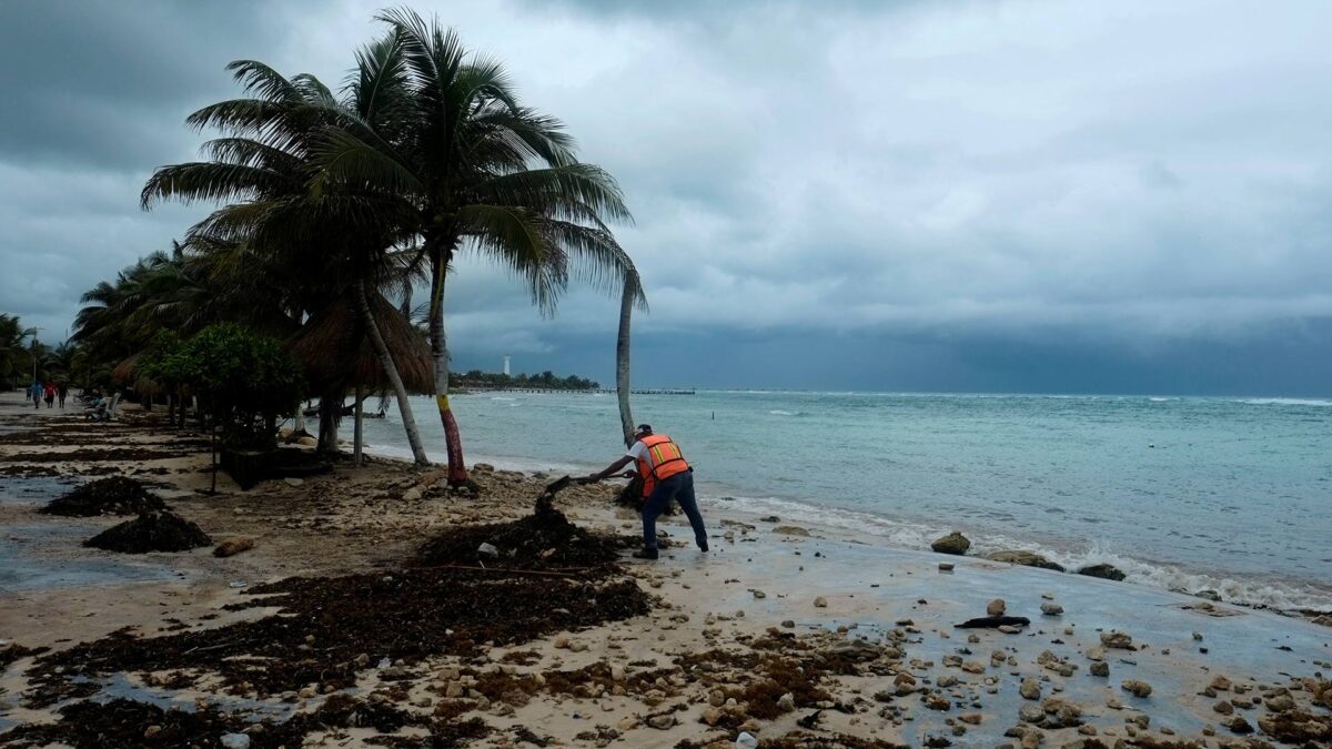 Franklin se debilita a tormenta tropical al llegar a México