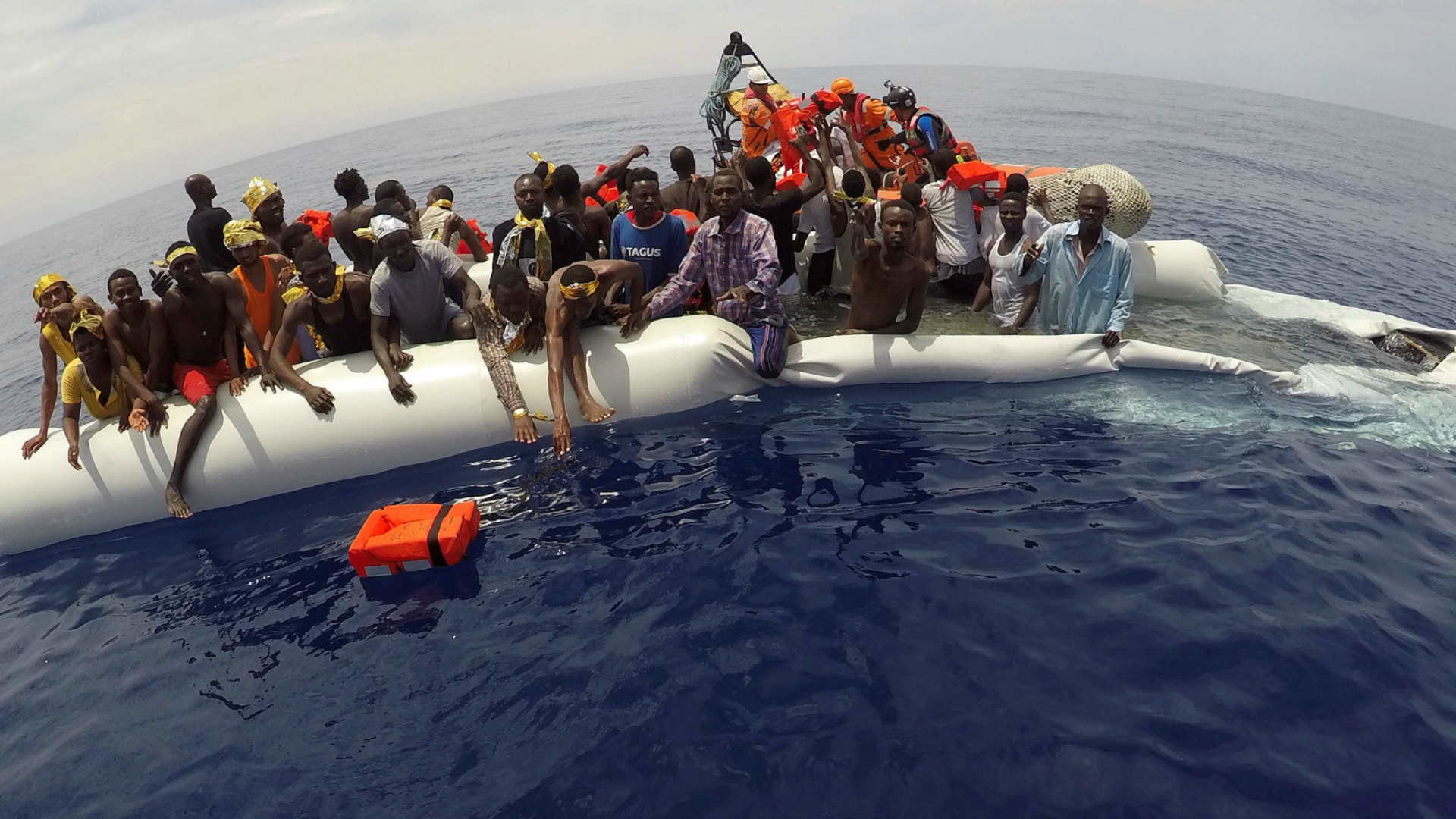Hallan ocho cadáveres en varias pateras a la deriva procedentes de Libia