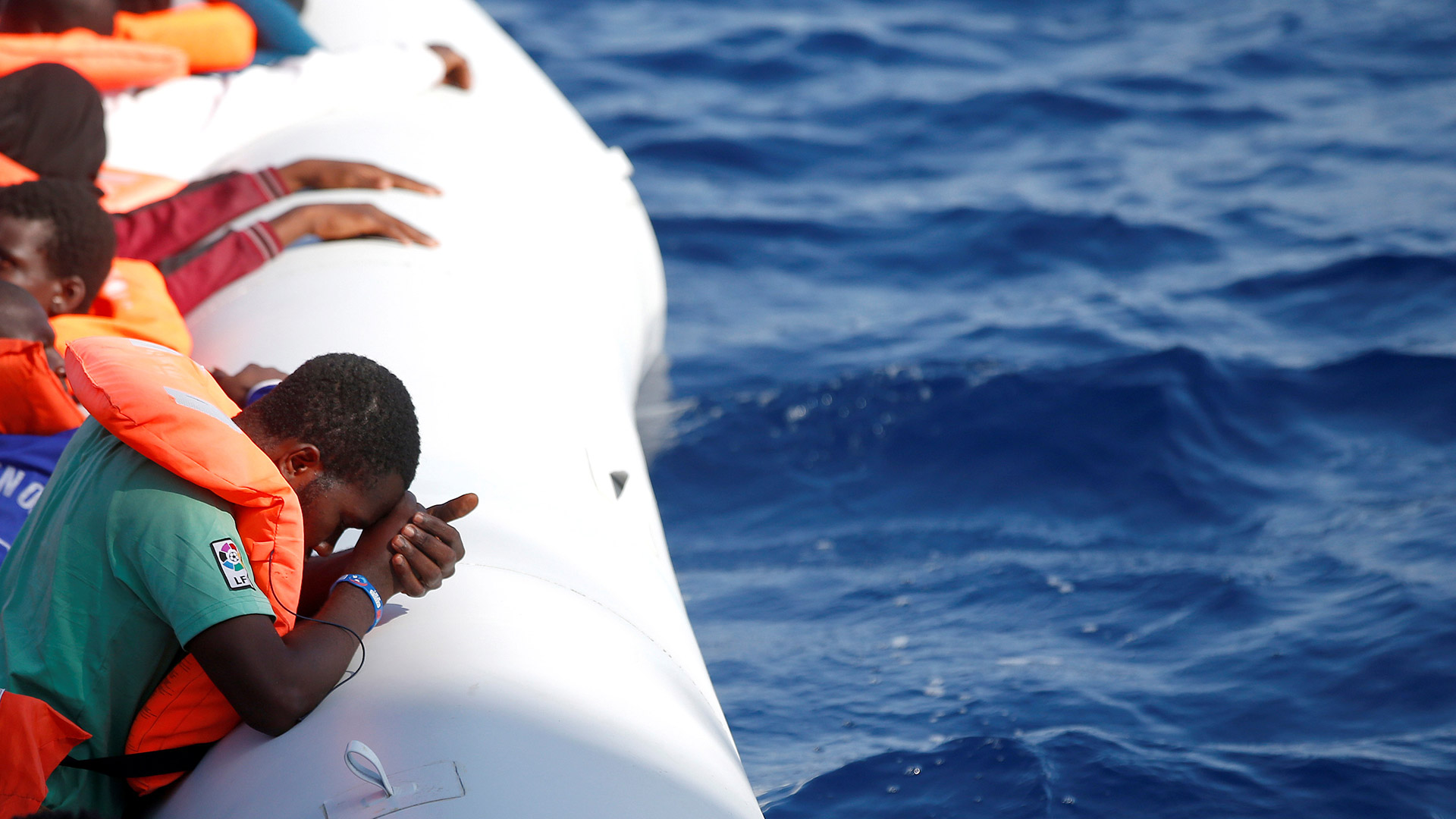 Hasta 50 migrantes mueren después de que un traficante de personas les obligara a saltar al mar
