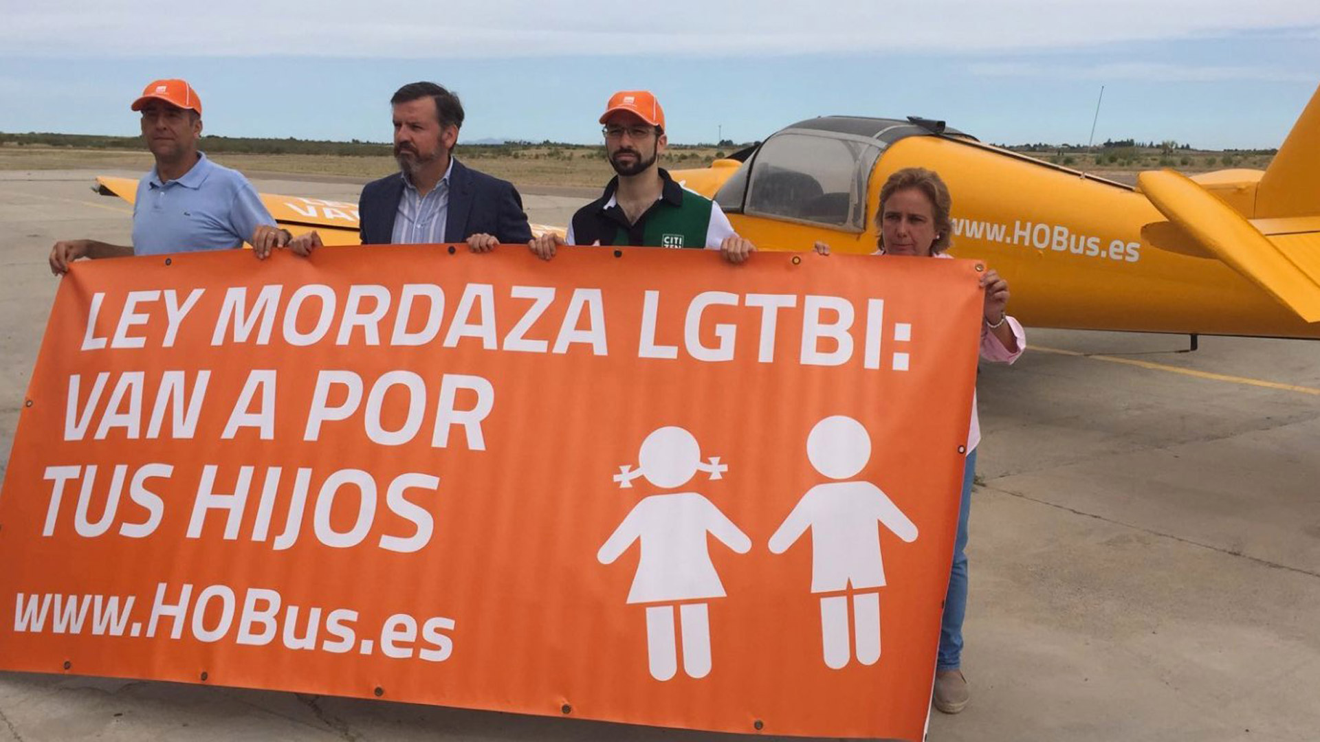 Hazte Oír presenta una avioneta con el mensaje "Van a por tus hijos"