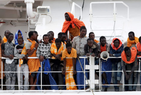 Italia impide a una nave de MSF desembarcar a rescatados en el mar