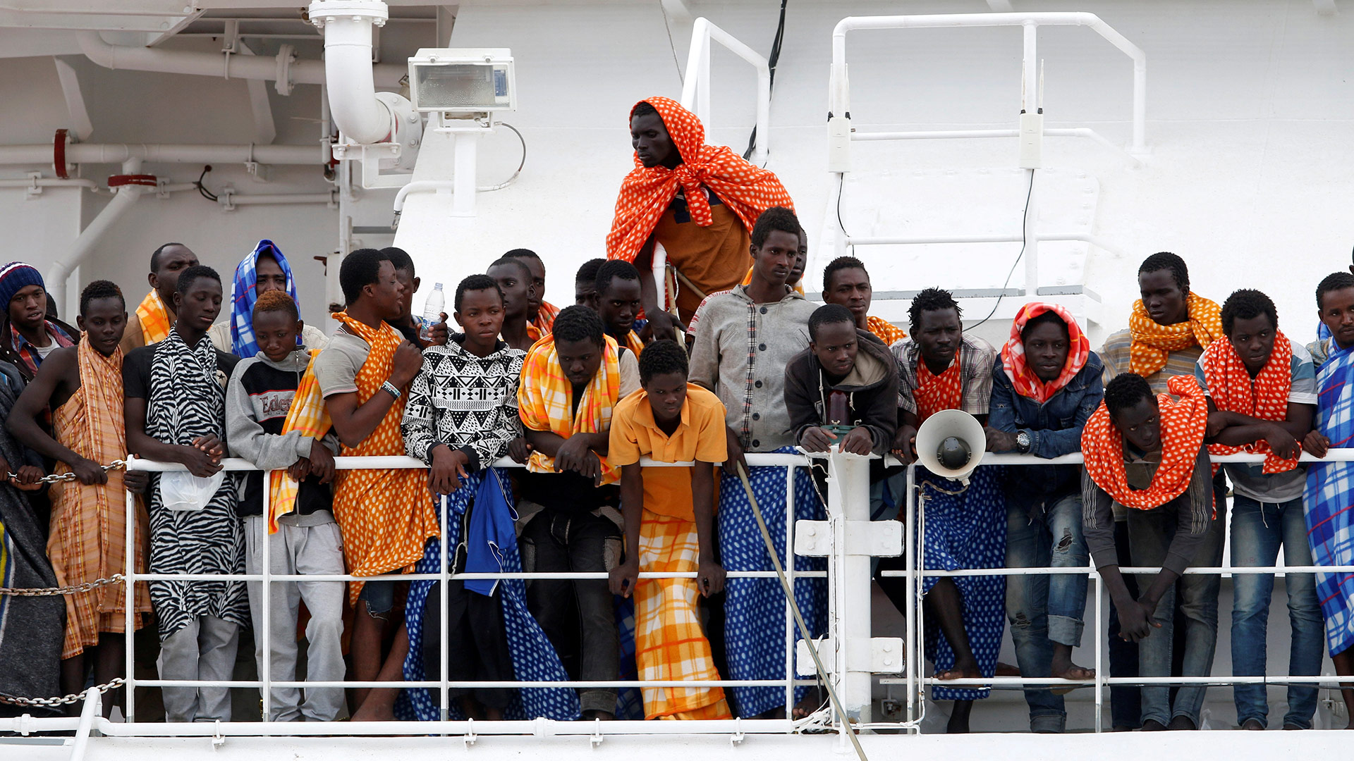 Italia impide a una nave de MSF desembarcar a rescatados en el mar