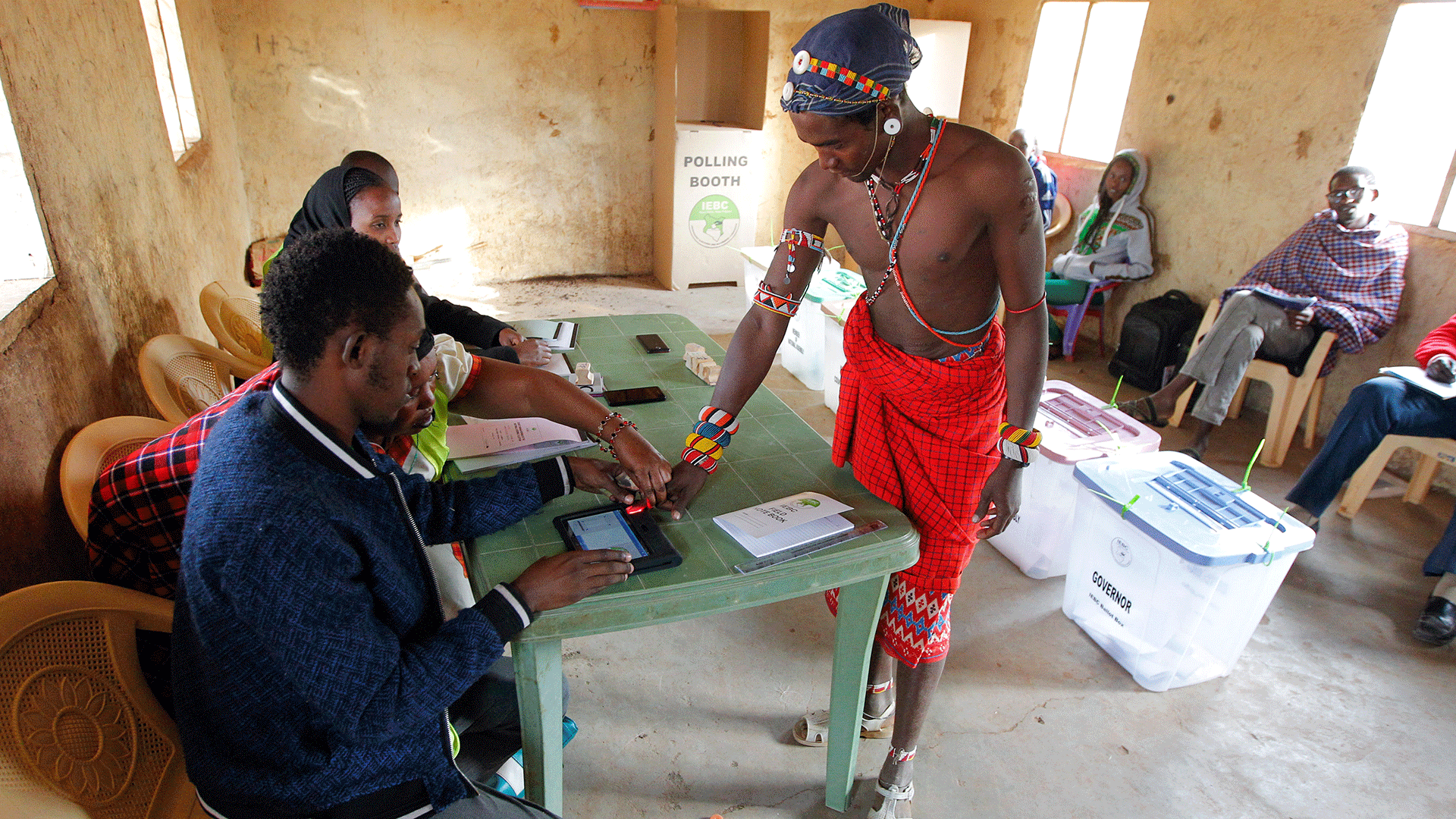 Kenia comienza a votar en unas reñidas y tensas elecciones