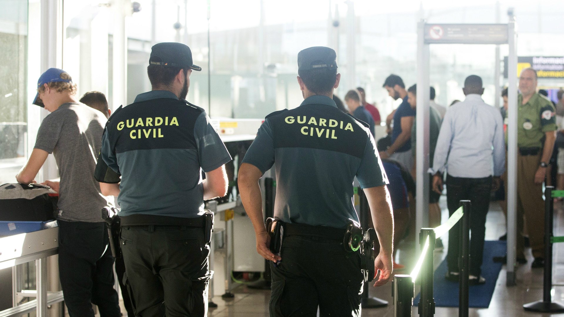 La Guardia Civil asume el control de la seguridad de El Prat por la huelga indefinida