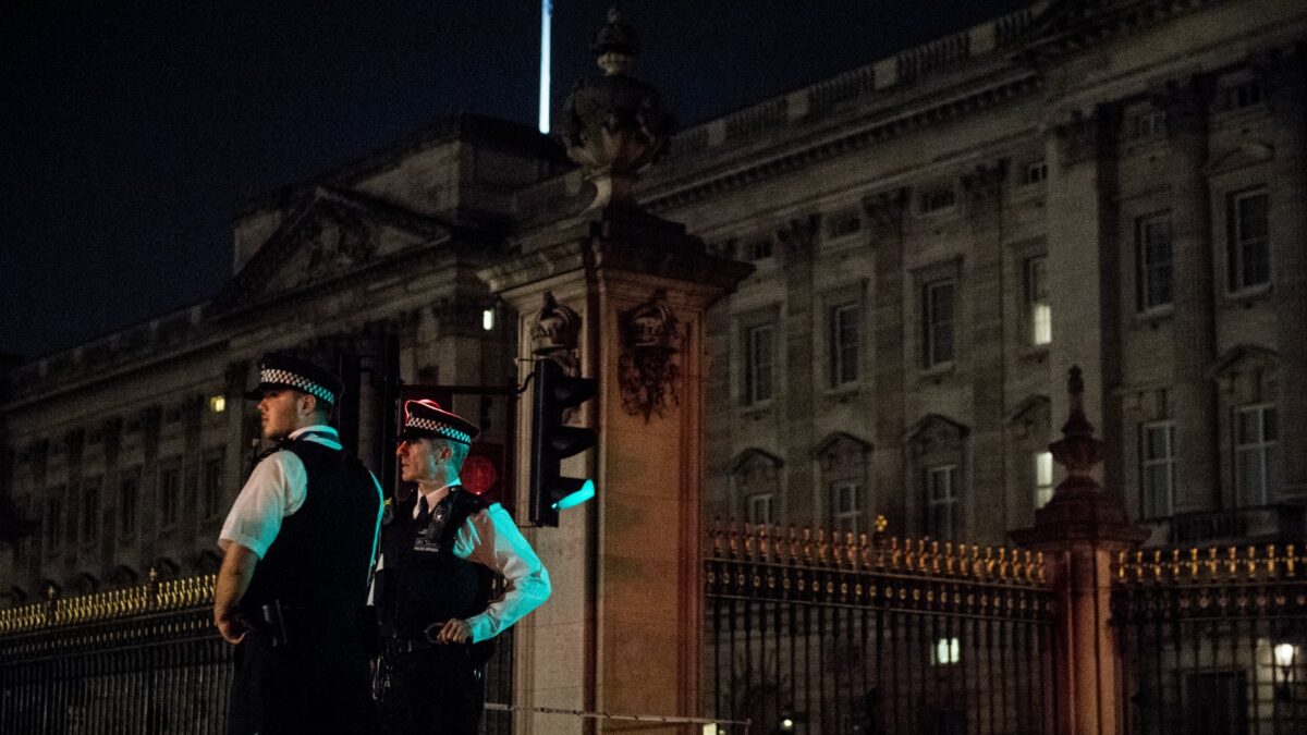 La policía antiterrorista investiga la agresión ante el palacio de Buckingham