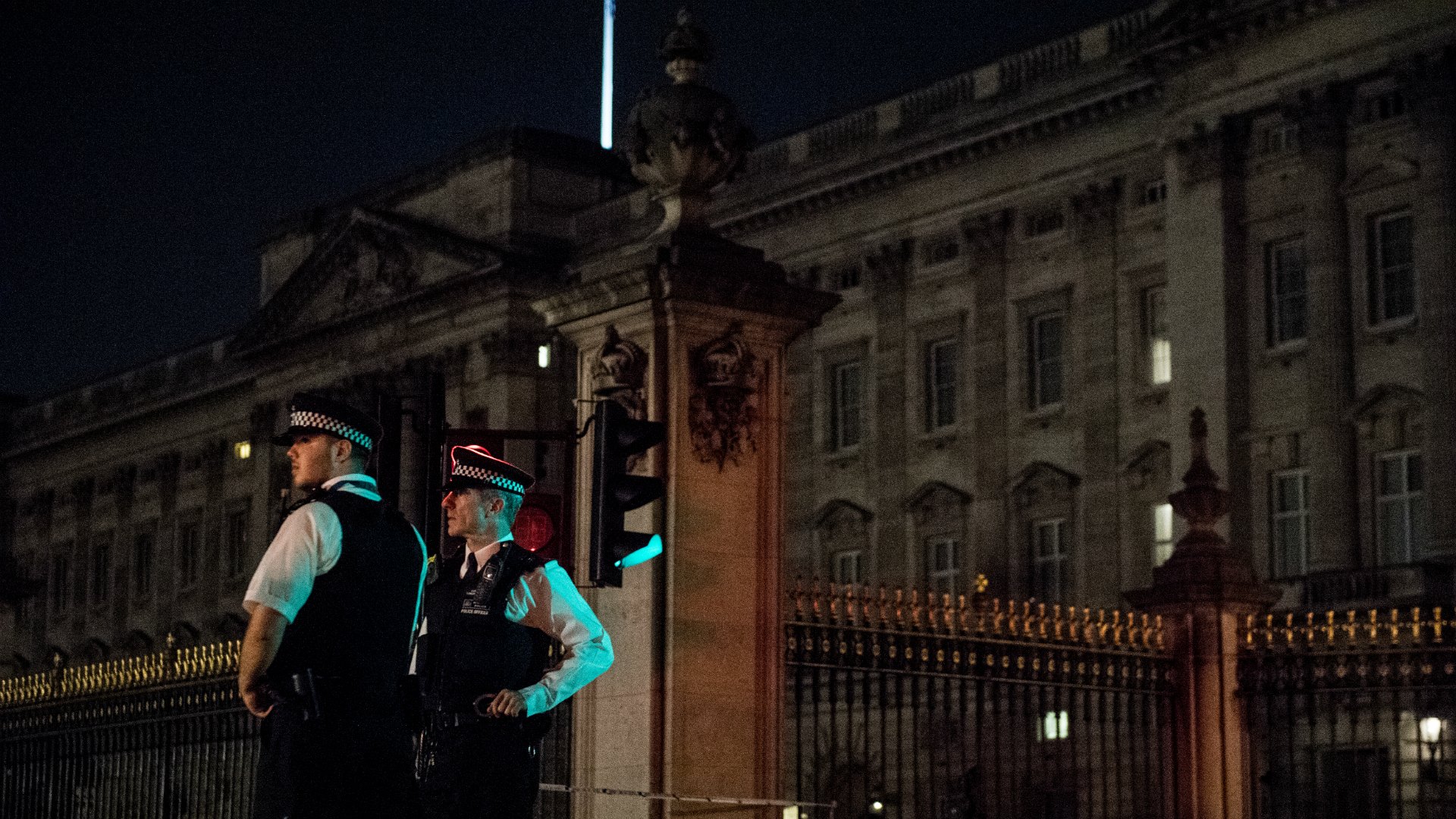 La policía antiterrorista investiga la agresión ante el palacio de Buckingham