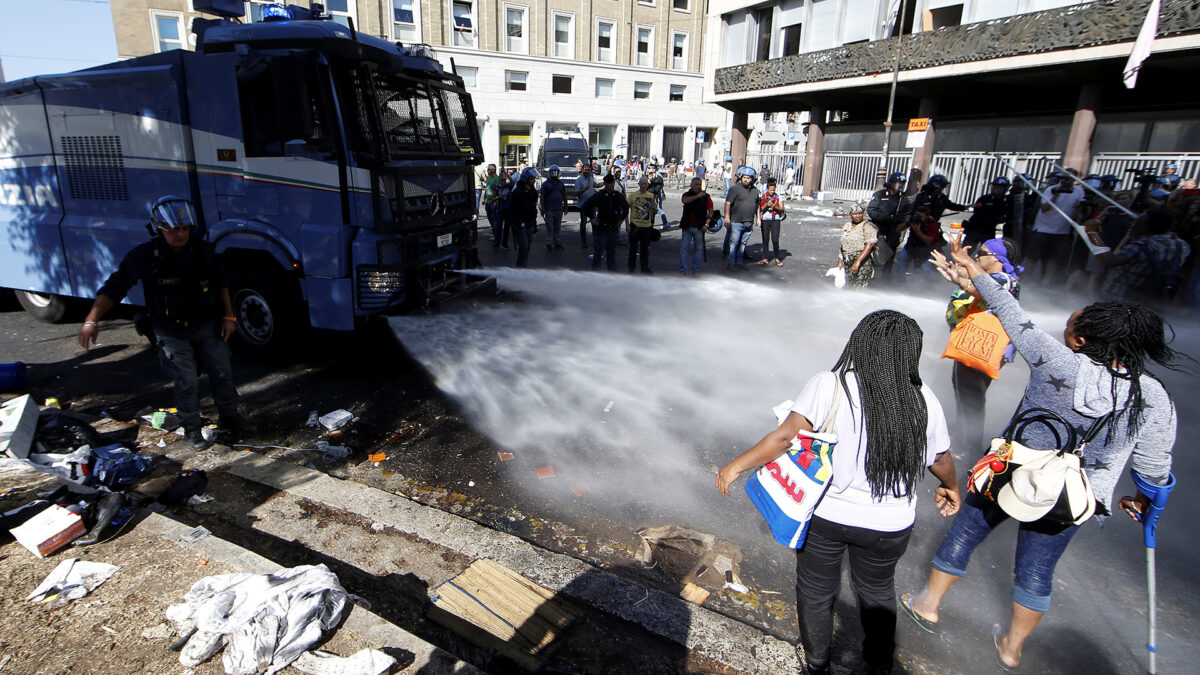 La Policía italiana arremete contra varios refugiados con cañones de agua