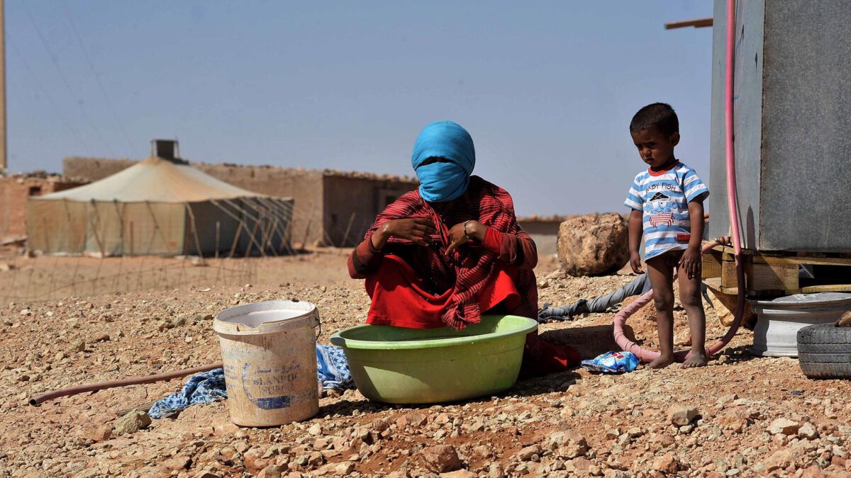 Las casas hechas con botellas de plástico que están mejorando la vida de los refugiados