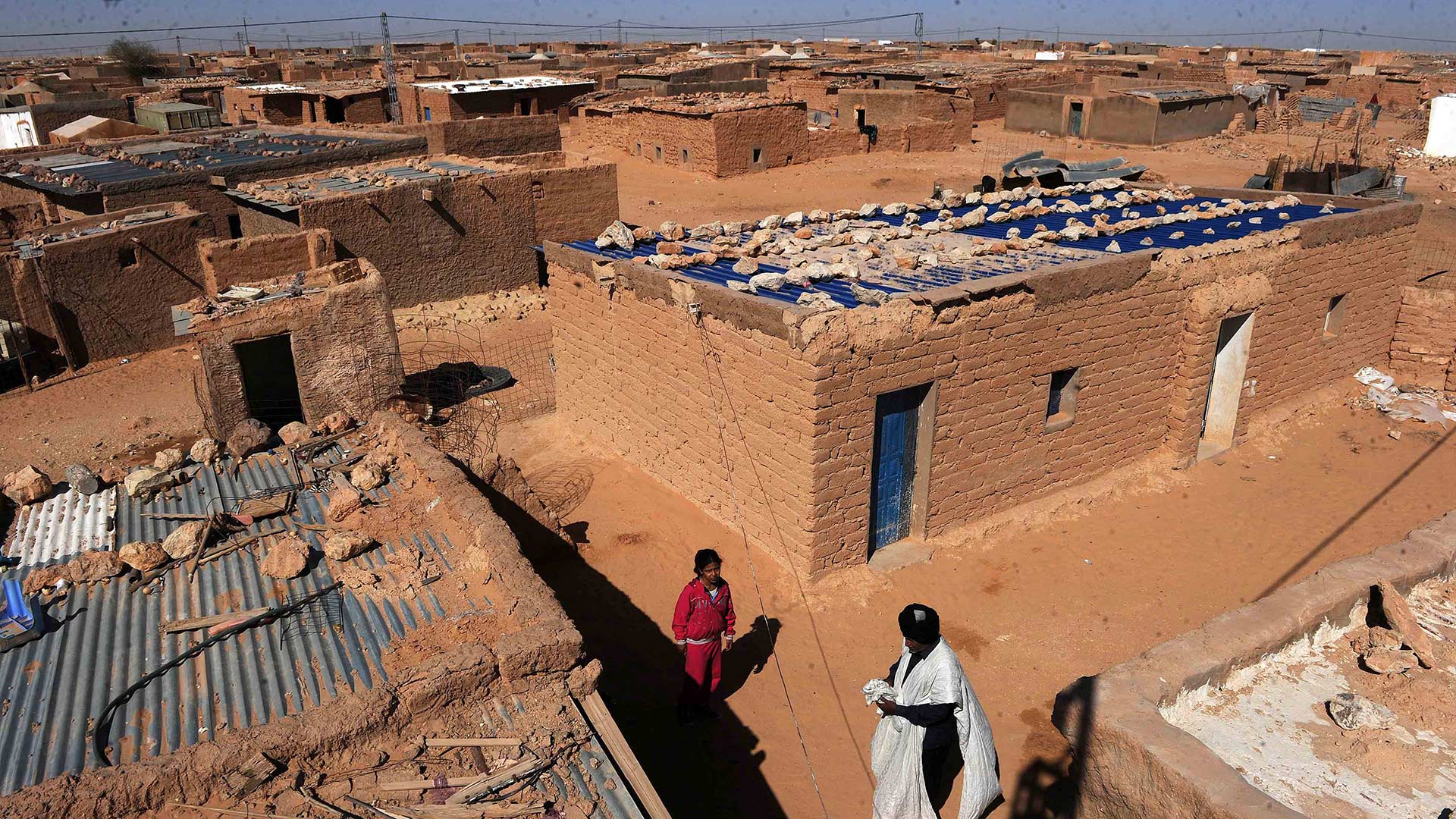 Las casas hechas con botellas de plástico que están mejorando la vida de los refugiados 2