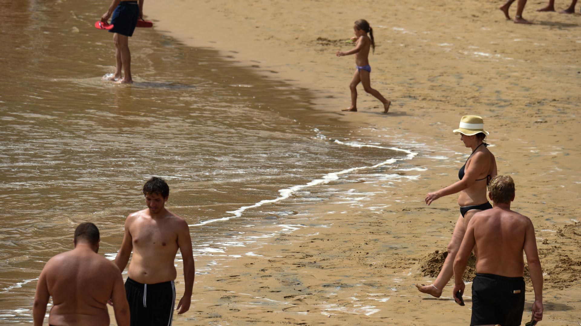 Las playas de las Canarias no cierran pese a las algas tóxicas
