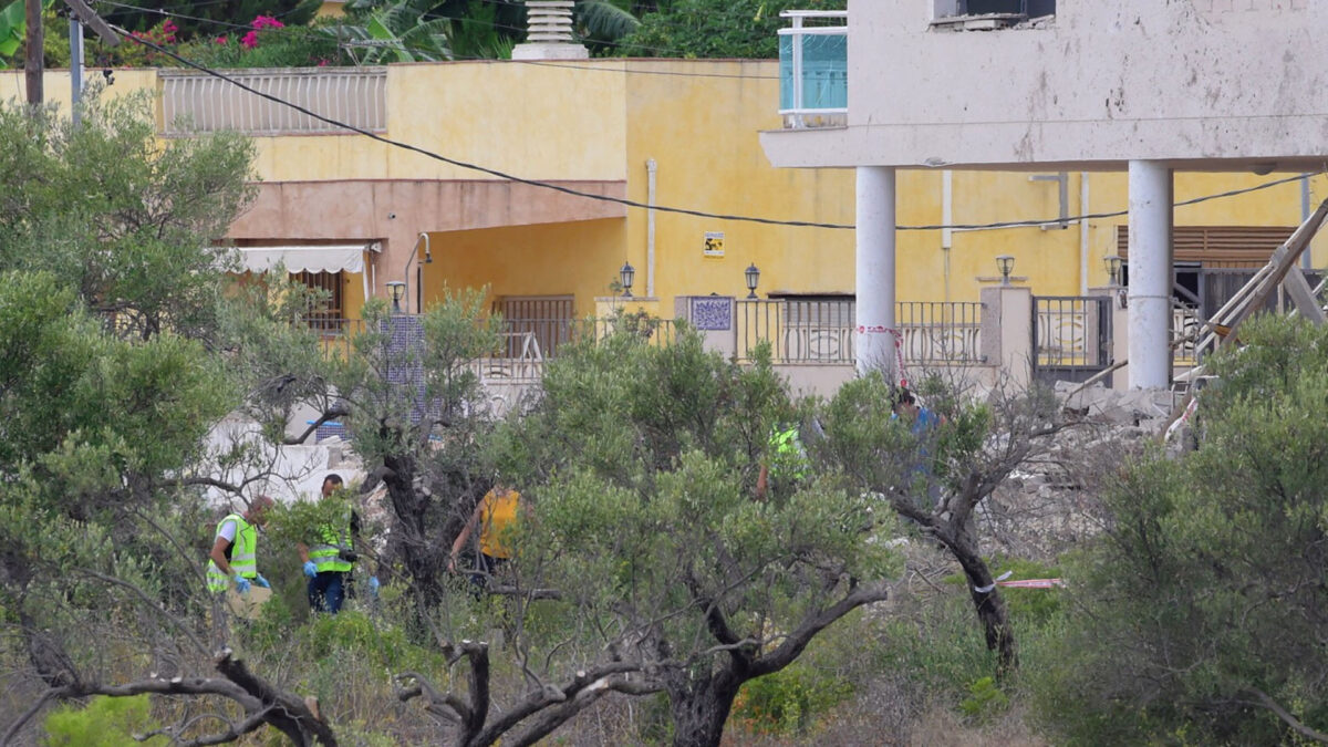 Los Mossos encuentran un cinturón de explosivos en los escombros de Alcanar