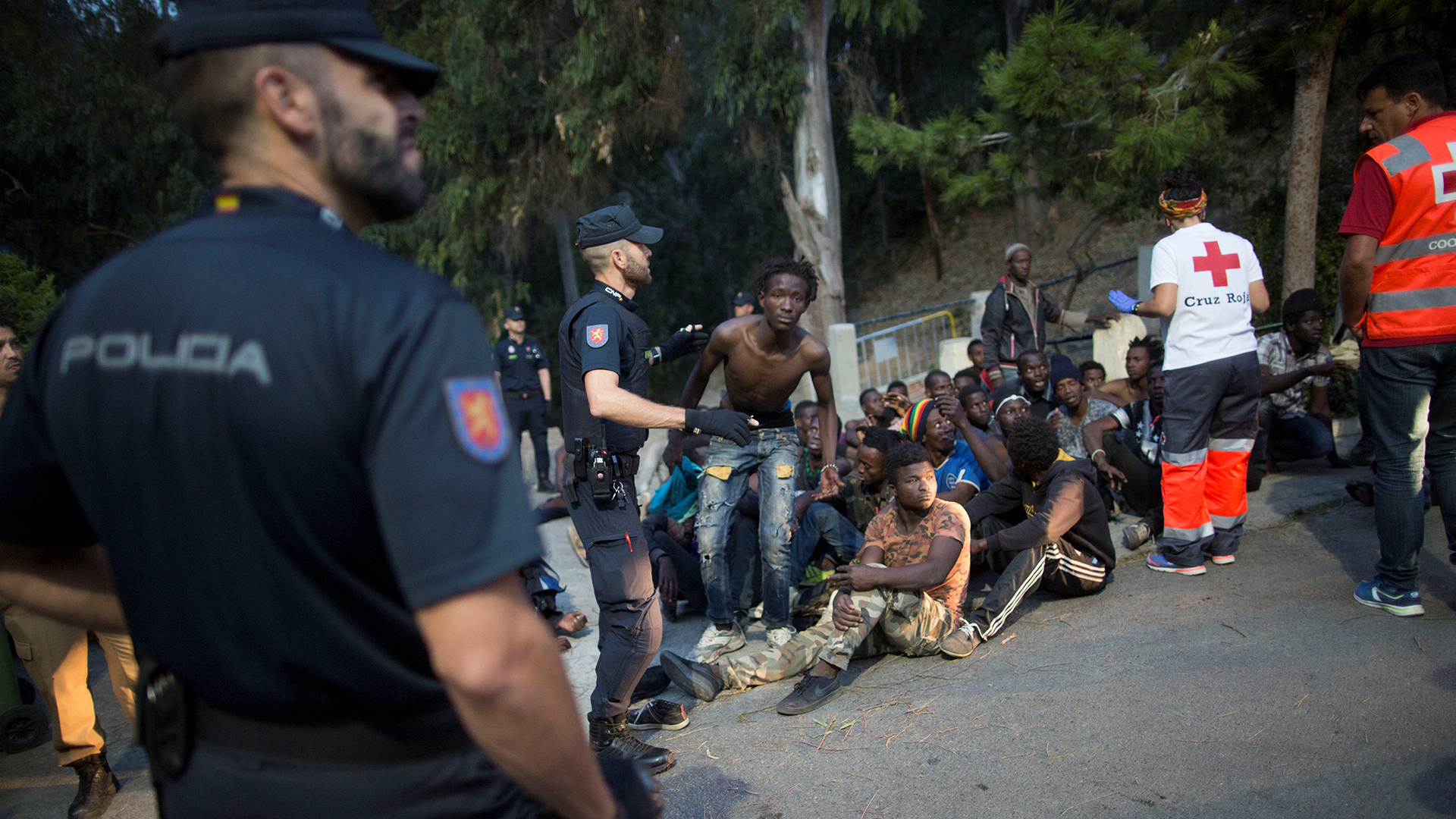 Más de 60 inmigrantes logran entrar en Ceuta tras un asalto masivo a la valla 1