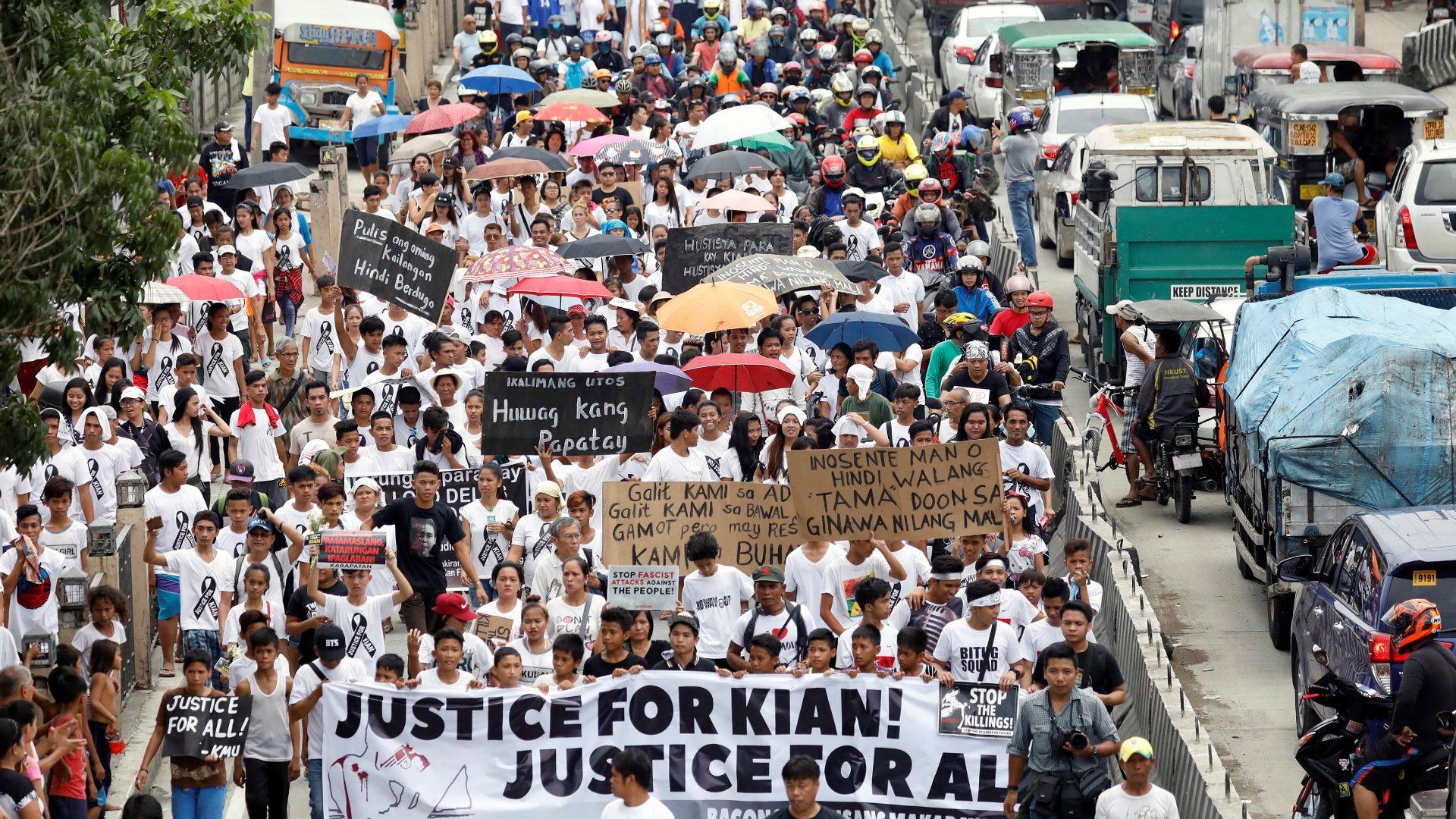Miles de filipinos piden el final de la guerra antidroga de Duterte en el funeral de un joven