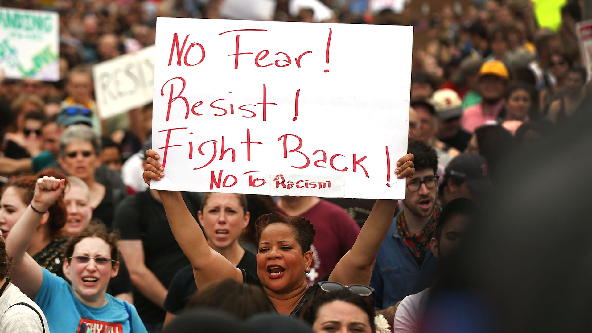 Miles de personas se manifiestan contra el racismo en Boston, una semana después de Charlottesville