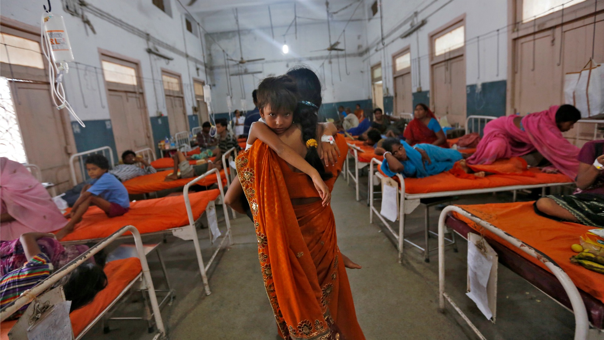Mueren 64 niños en un hospital indio por una posible negligencia