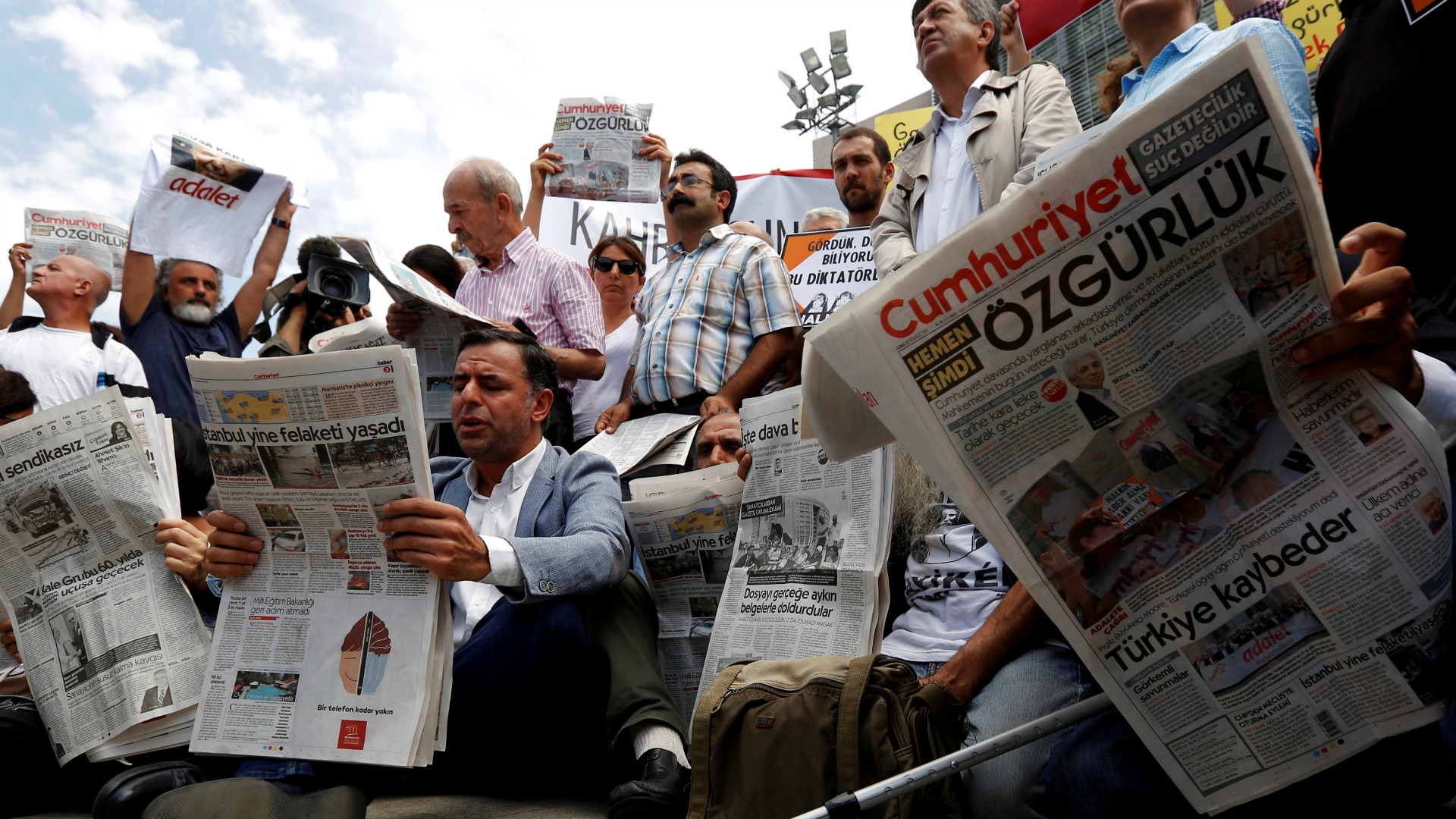 Orden de arresto contra 35 periodistas turcos acusados de golpismo