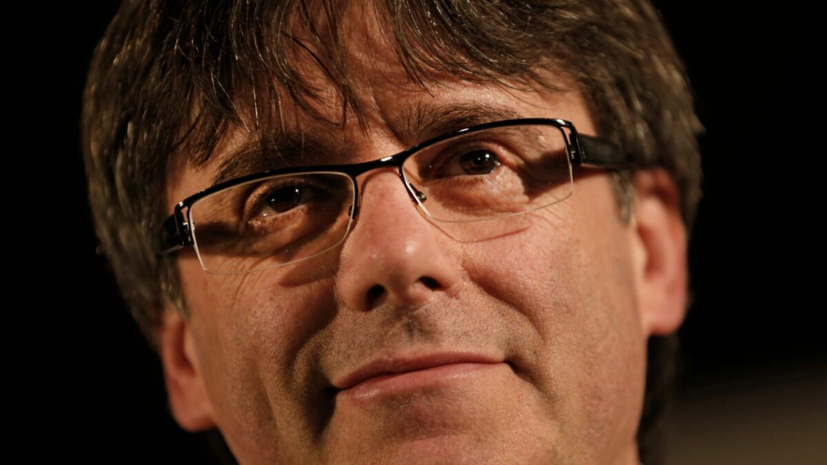 Puigdemont defiende en Facebook que Cataluña tenga un ejército propio