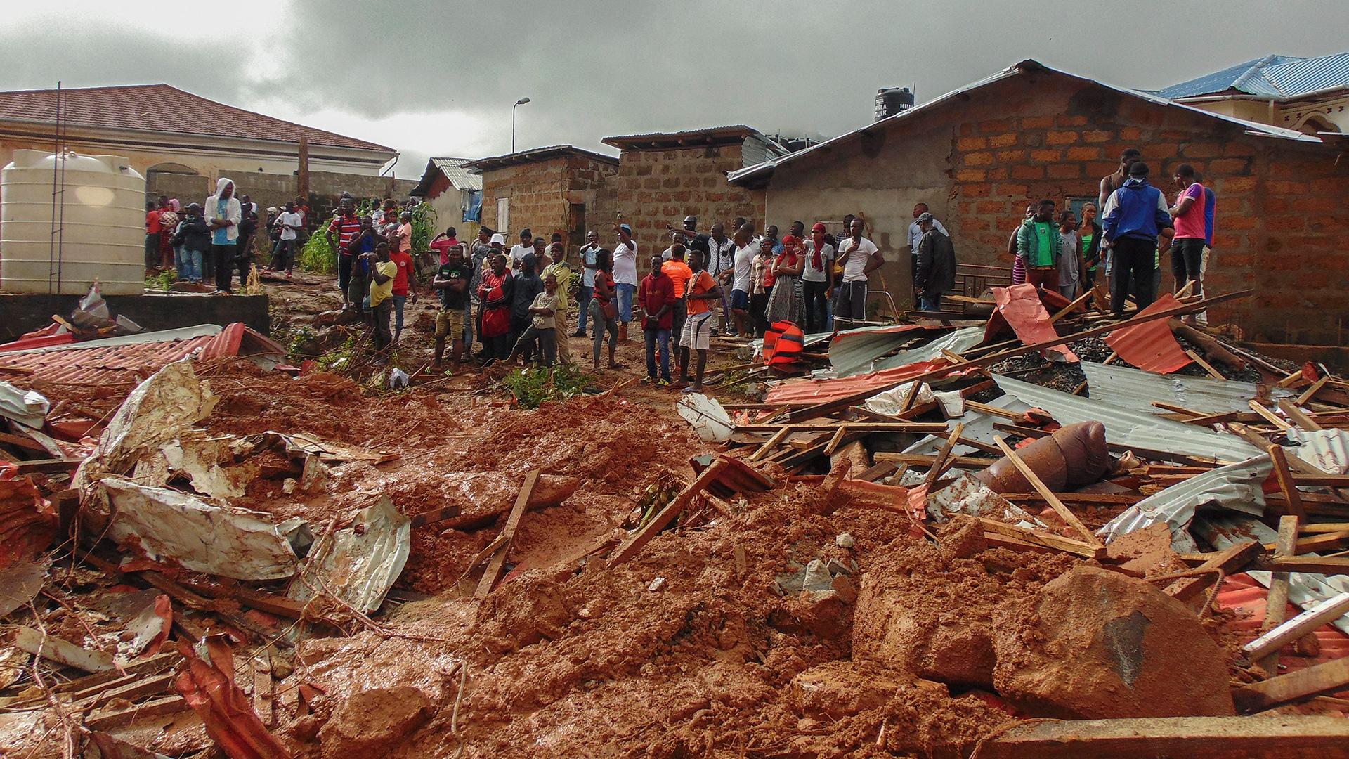 Realizan un entierro masivo tras los deslizamientos de tierra en Sierra Leona