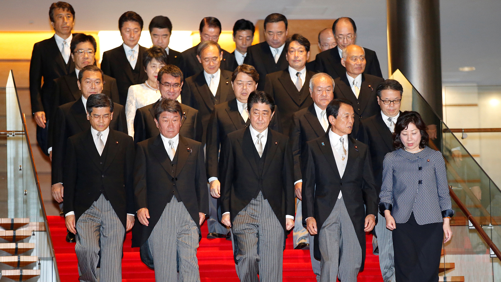 Shinzo Abe remodela el Gobierno japonés para tratar de recuperar la popularidad