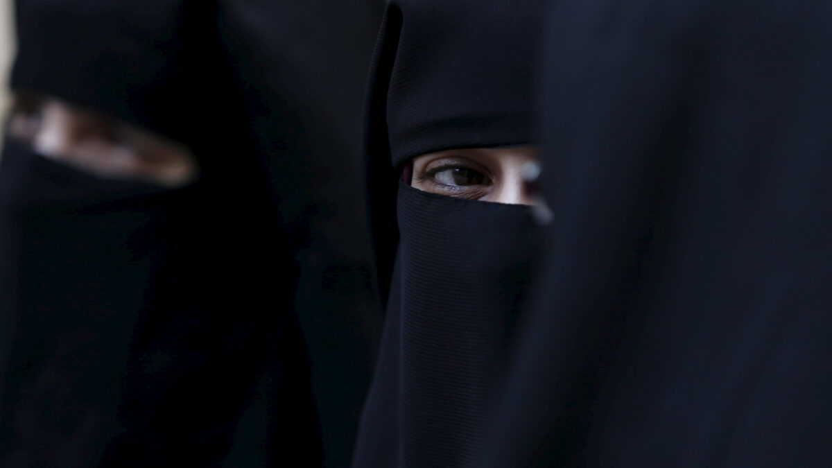 Un grupo racista confunde unos asientos vacíos de autobús con mujeres con burka