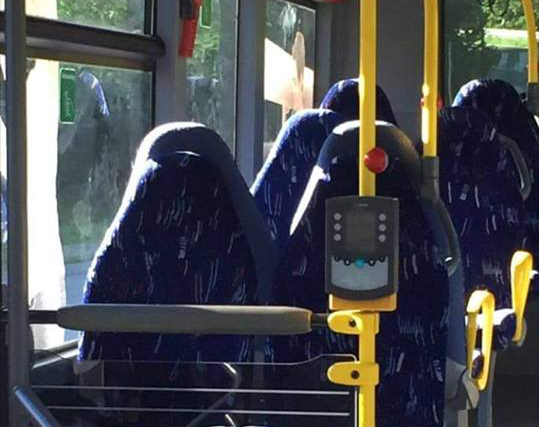 Un grupo racista noruego confunde asientos vacíos de autobús con mujeres con burka