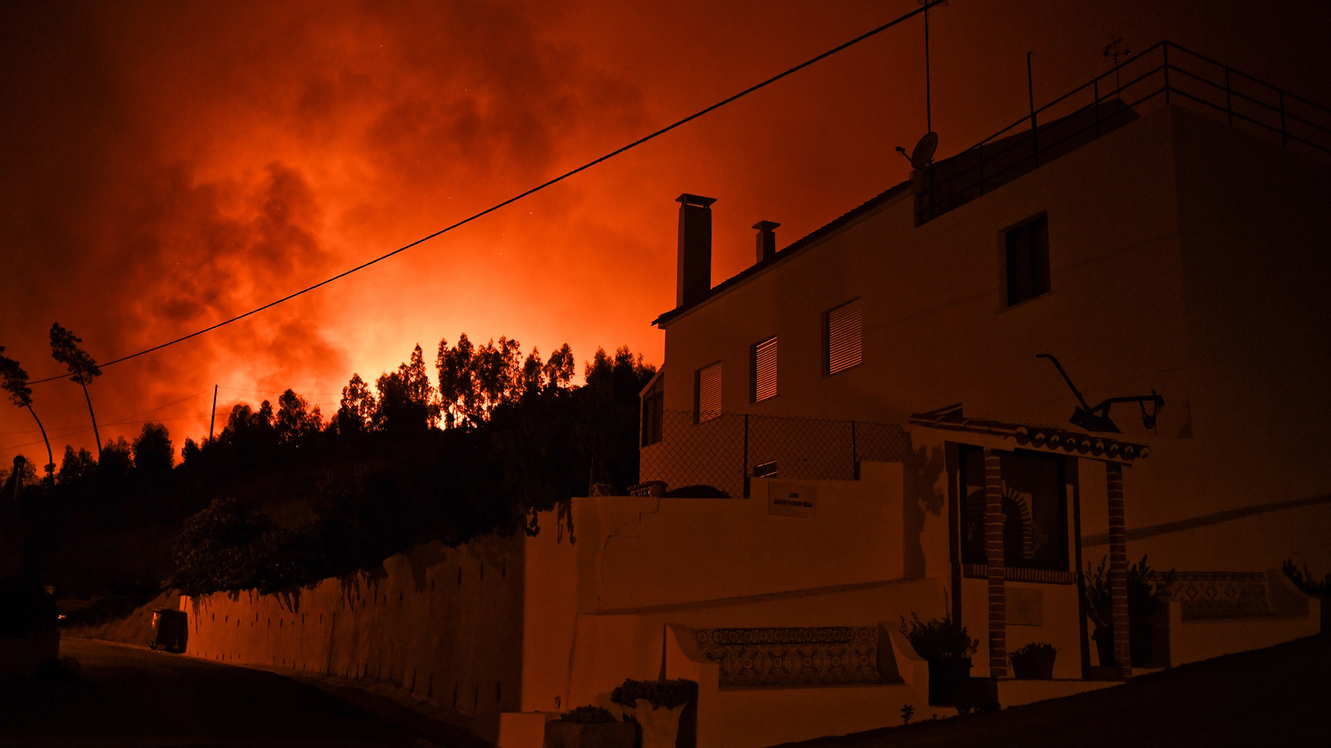 Un incendio forestal atrapa a 2.000 personas en un pueblo en el centro de Portugal
