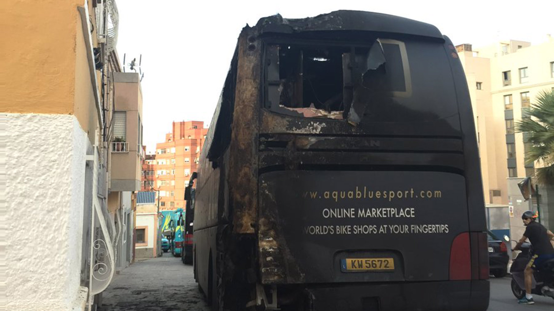Un pirómano quema el bus del equipo ciclista Aqua Blue Sport en Almería