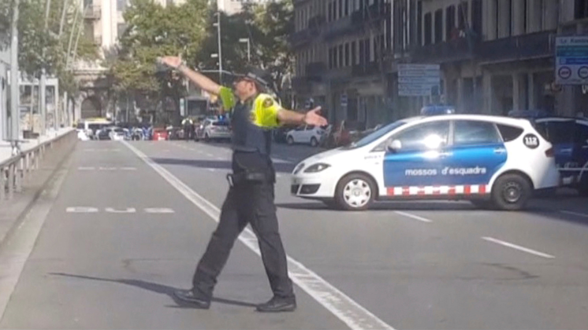Una furgoneta atropella a decenas de personas en la Rambla de Barcelona 2