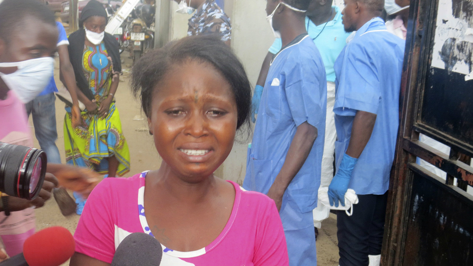 Una mujer pierde a 28 familiares en los deslaves de Sierra Leona