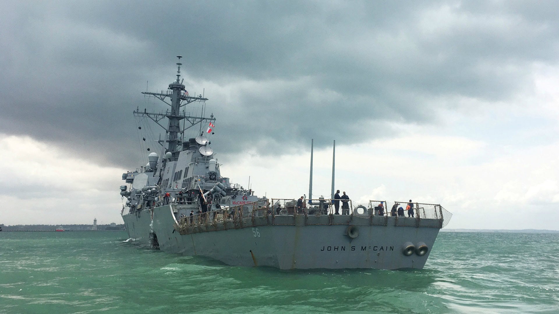 Varios heridos al chocar un destructor de EEUU con un barco mercante al este de Singapur