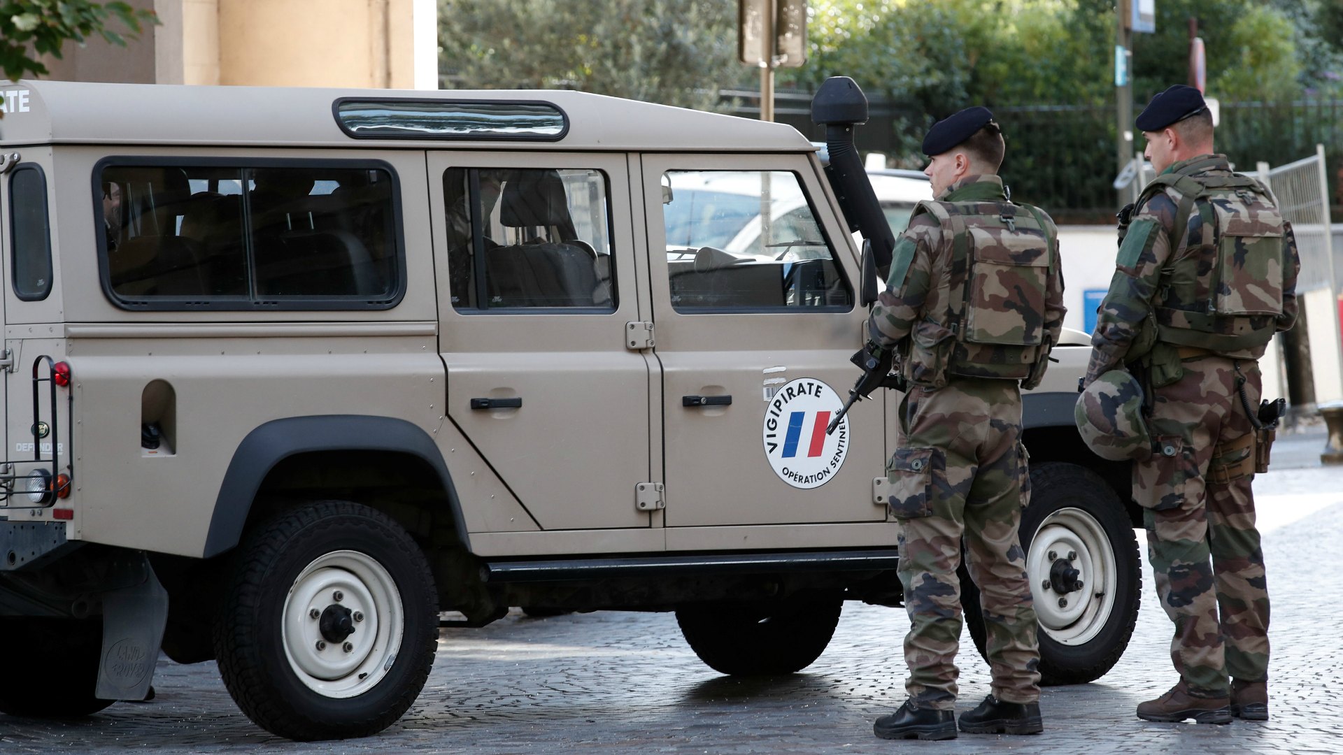 Varios militares franceses son atropellados por un vehículo en París 3