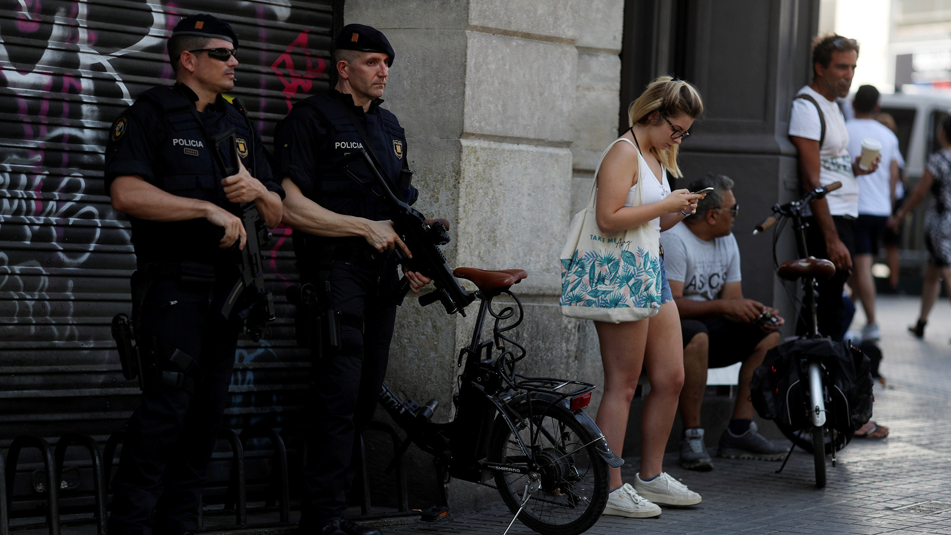 WhatsApp y las redes sociales se llenan de bulos sobre el atentado de Barcelona