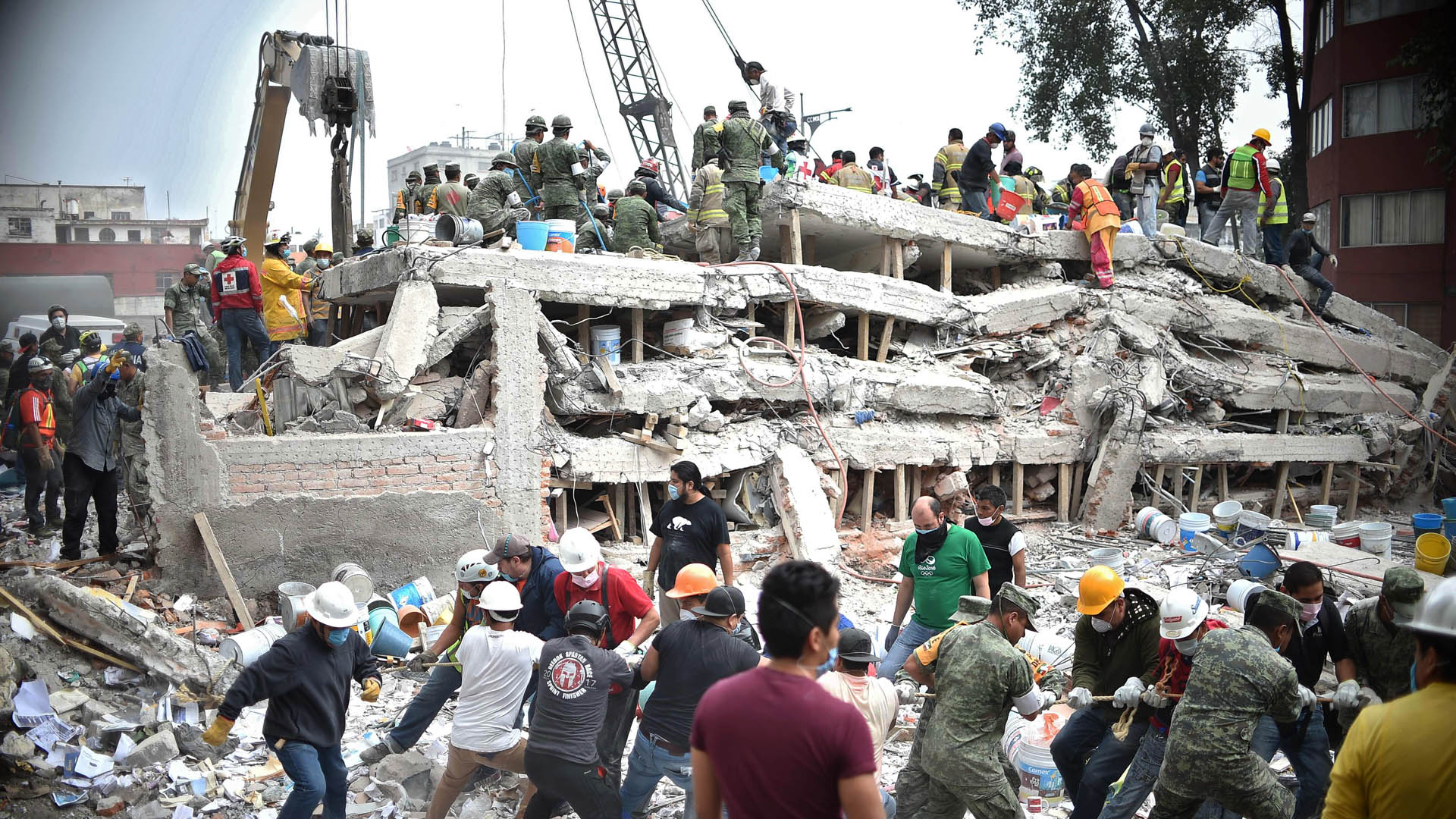 Al menos 10 españoles siguen desaparecidos en México tras el terremoto