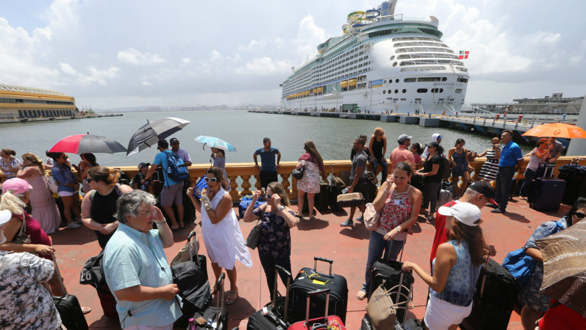 Unos 50 españoles salen de Puerto Rico tras el paso del huracán María