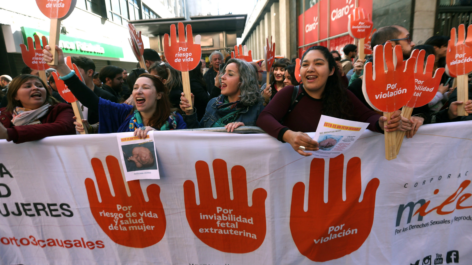 Bachelet promulga una emblemática ley que despenaliza el aborto terapéutico