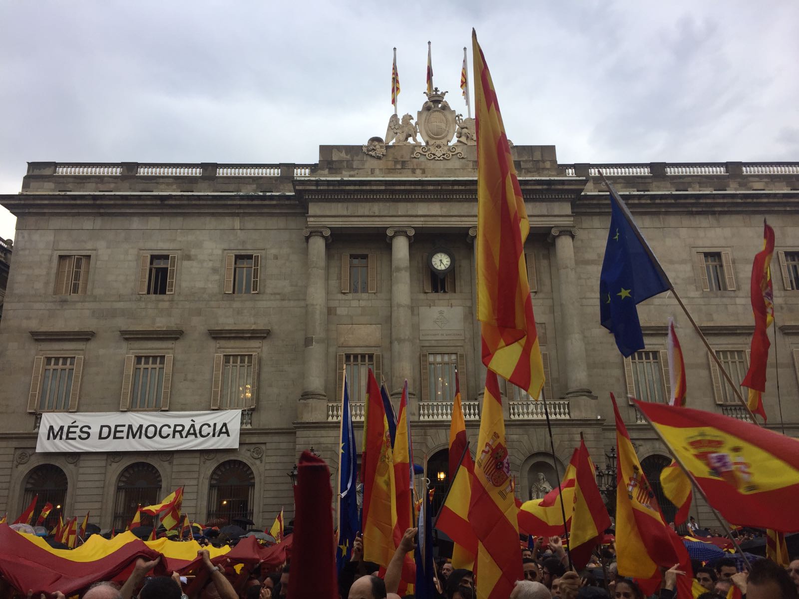 Barcelona se manifiesta a favor de la unidad de España a horas del 1-O 2