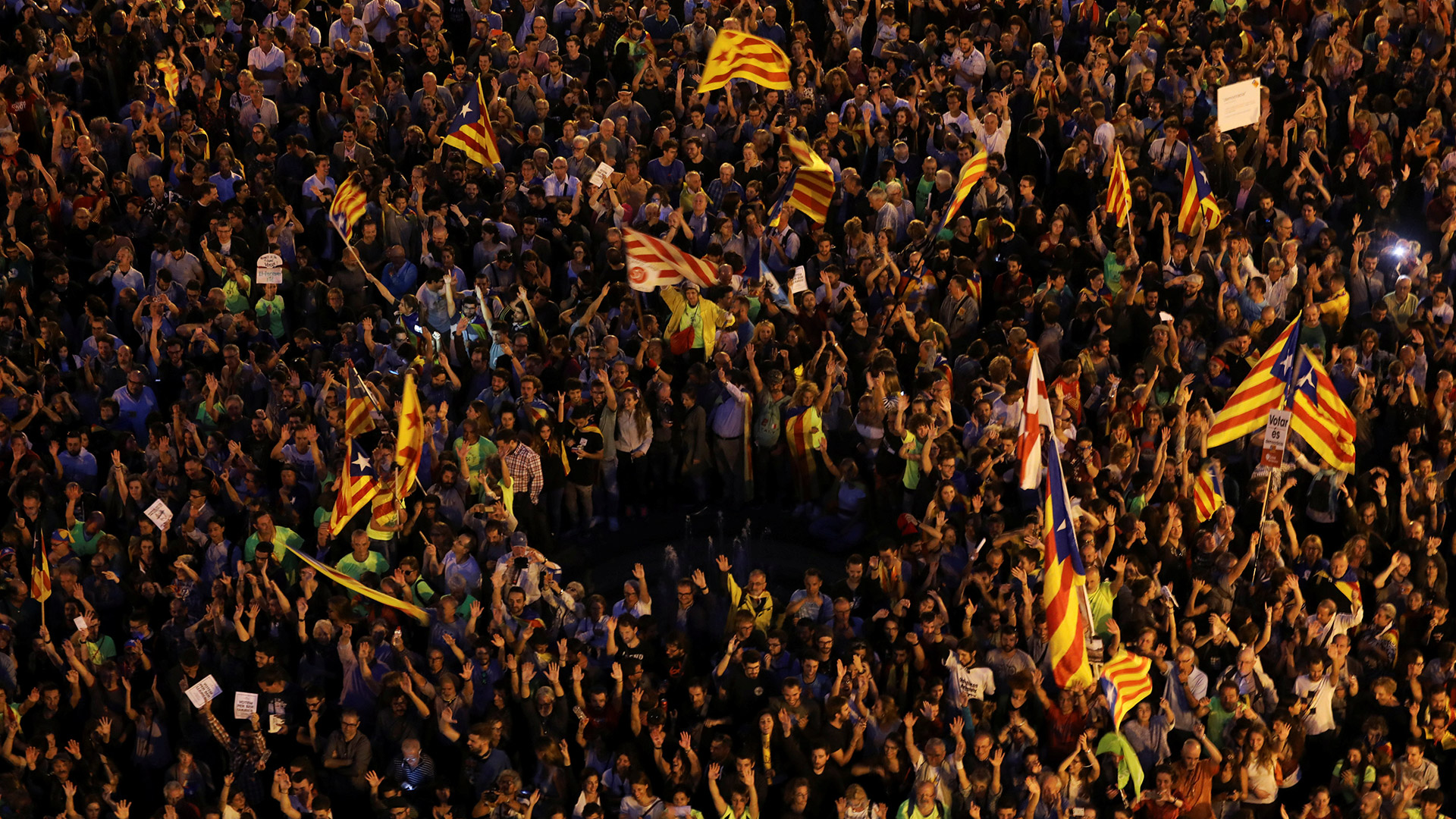 Cientos de personas protestan en Barcelona por la detención de cargos catalanes