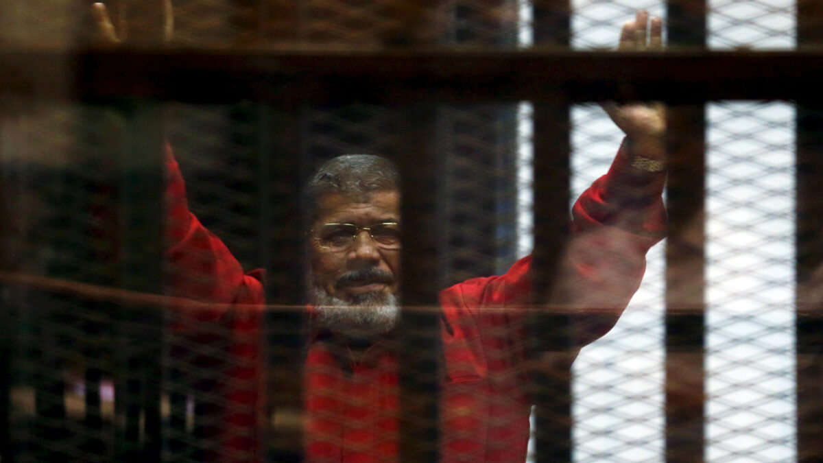 Confirman cadena perpetua al expresidente egipcio Mursi por espionaje