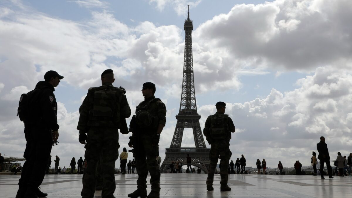 Construyen un muro de vidrio de tres metros para proteger a la Torre Eiffel