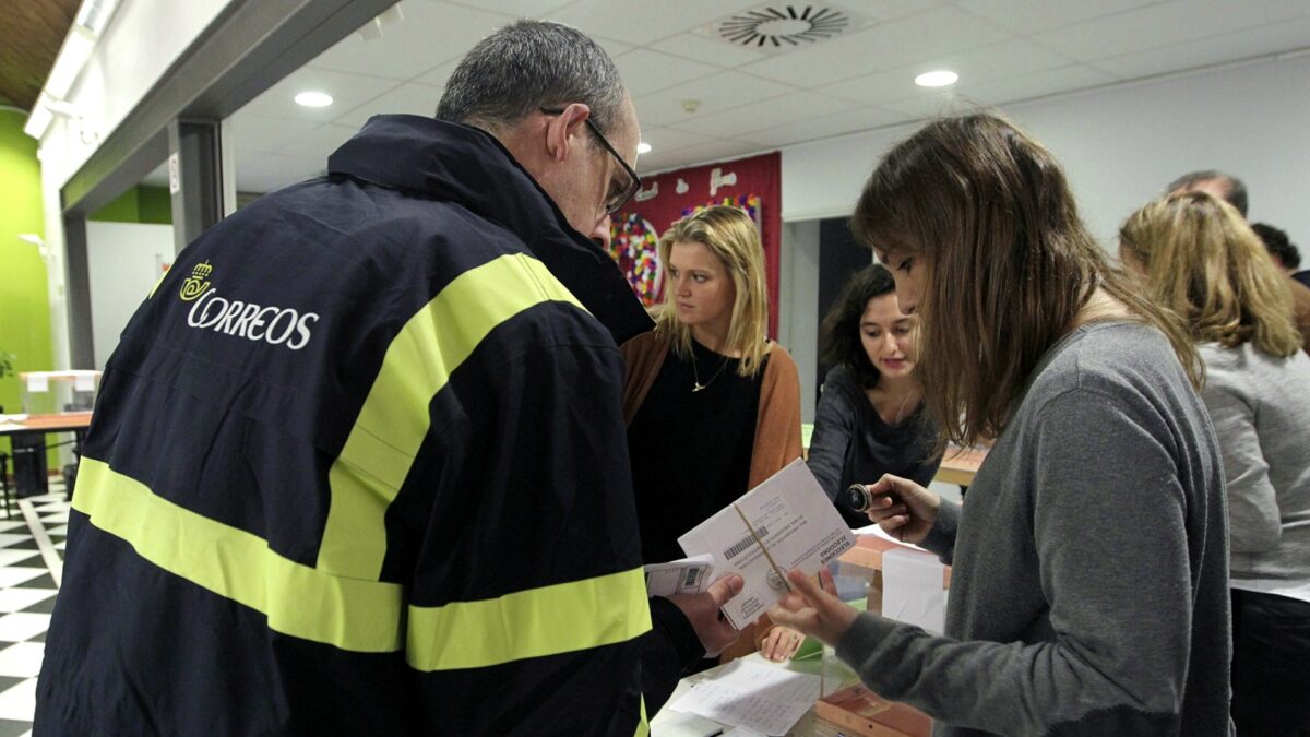 Correos ordena a sus empleados que no admitan envíos relacionados con el referéndum