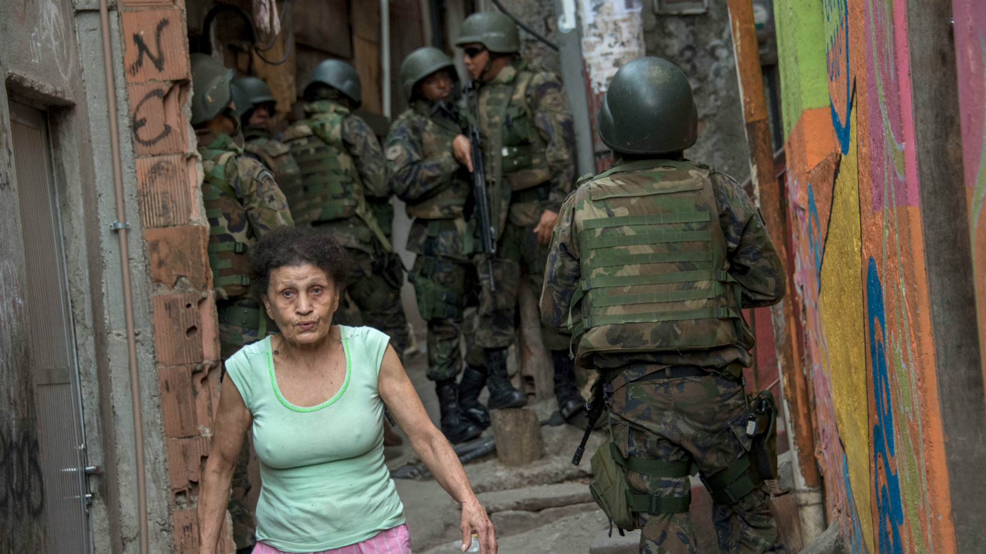 Unos mil militares cercan la mayor favela de Río por intensos tiroteos