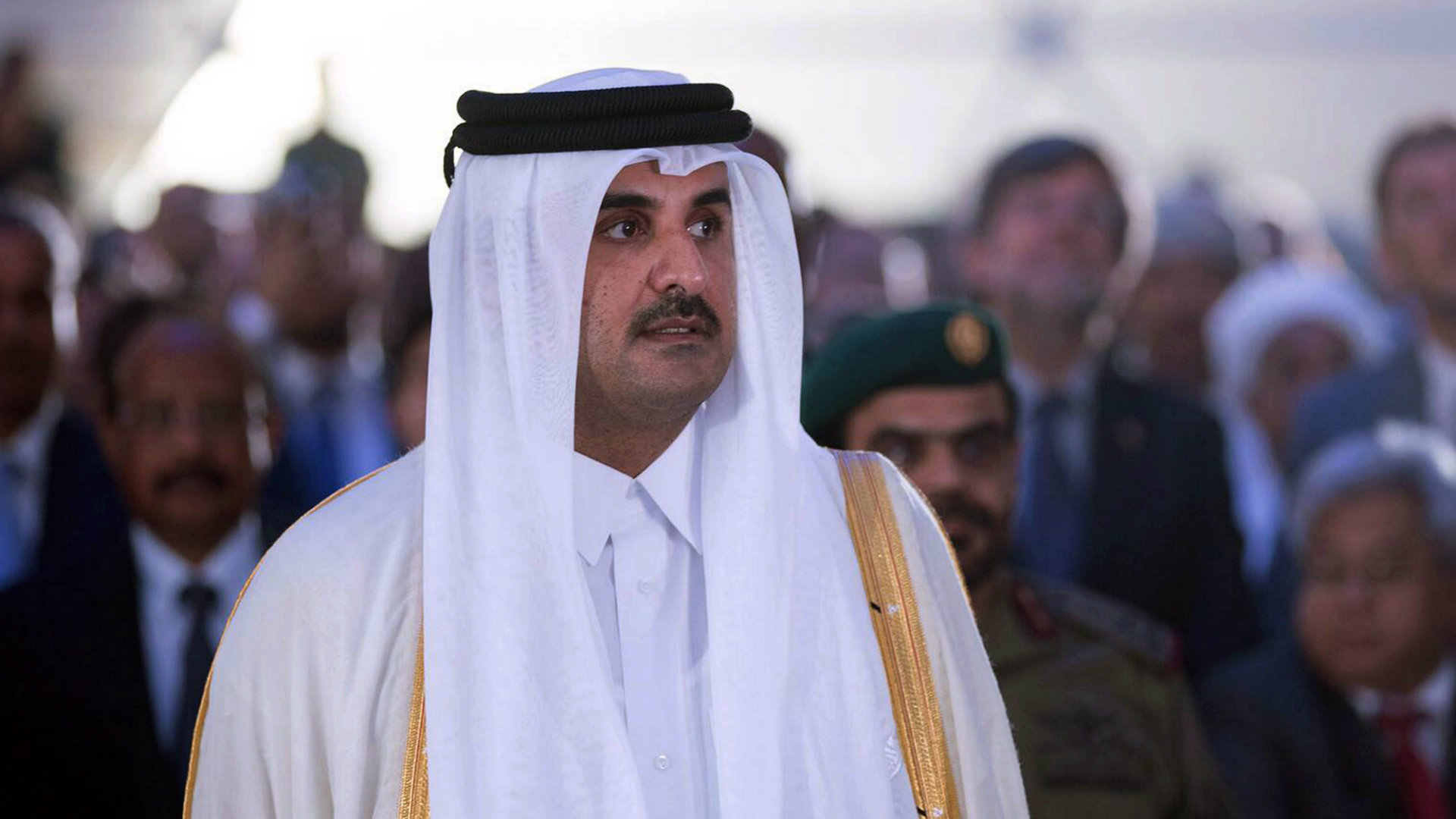 El emir de Qatar llama al príncipe saudí para iniciar un diálogo