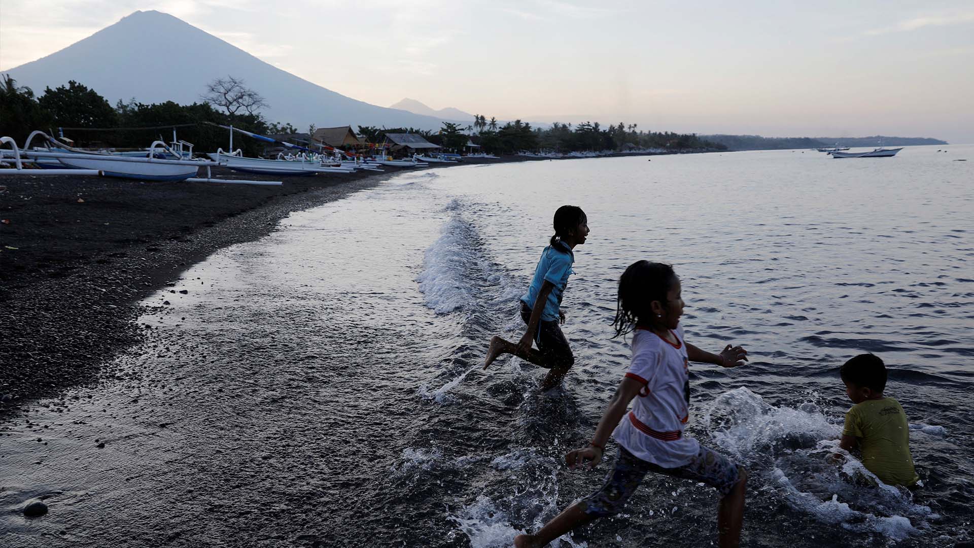 El número de evacuados por el volcán de Bali aumenta a 120.000 personas