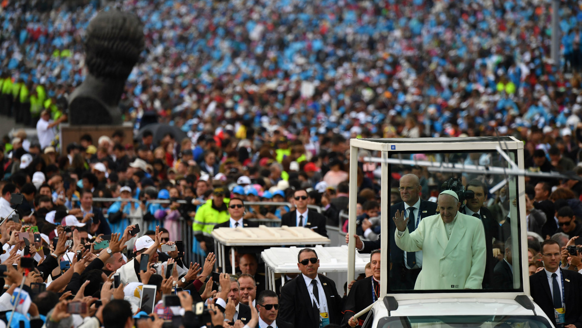 El papa advierte contra «la sed del odio» durante una multitudinaria misa en Bogotá