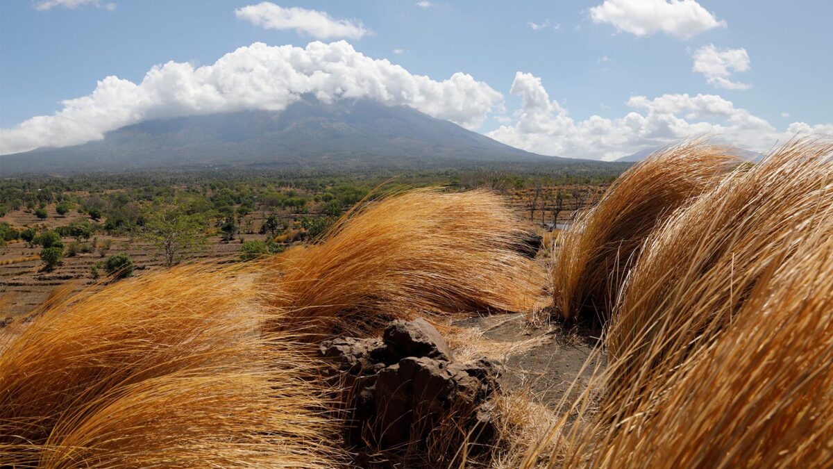 Evacuan a 50.000 personas por temor a la erupción de un volcán